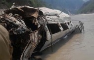 पर्यटक बोकेको गाडी नदीमा खस्दा १४ जनाको मृत्यु