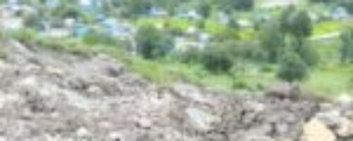 गाउँमाथिबाट पहिरो र ढुङ्गा खस्न थालेपछि रातभर जाग्राम बस्न बाध्य