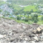 गाउँमाथिबाट पहिरो र ढुङ्गा खस्न थालेपछि रातभर जाग्राम बस्न  बाध्य