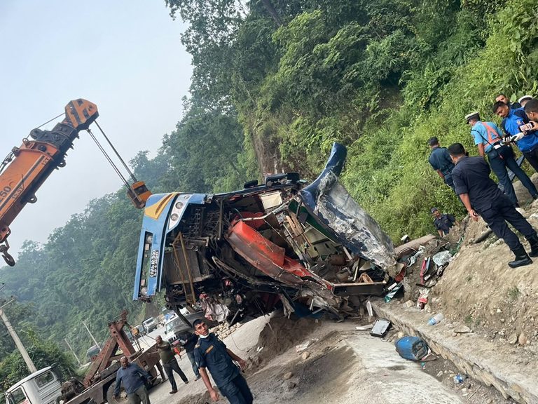 पूर्वी नवलपरासीको एसमाेडमा बस पल्टियाे ६ काे मृत्यु १० घाईते